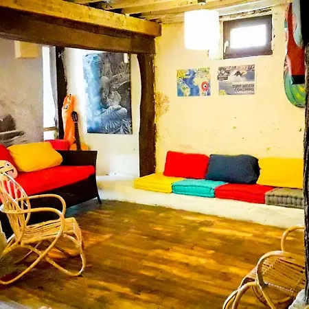Surftolive House Hostal *
